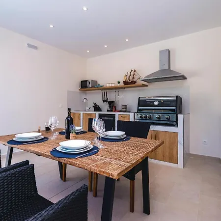Two-bedroom In Διαμέρισμα *